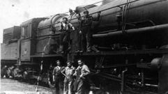 Foto antigua de trabajadores de la estaci�n junto a una locomotora de vapor