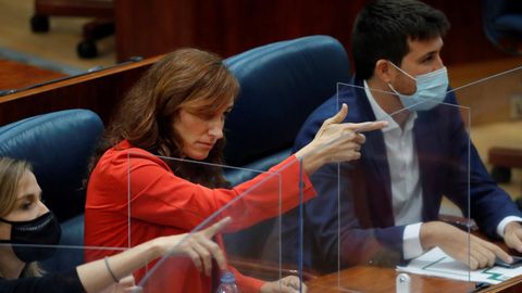 M�nica Garc�a, de Mas Madrid, realizando el gesto que ha abierto la pol�mica
