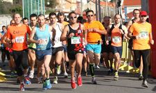 El vencedor del a�o pasado en Fisterra fue el noi�s Alberto Carou (de camiseta azul). 