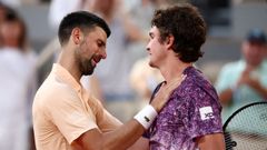 Djokovic felicita a Fonseca tras su victoria en Roland Garros.