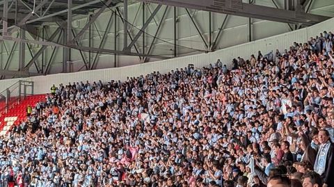 Imagen de la grada visitante del Groupama Stadium del Lyon, donde se ubicaba la afici�n del Celta durante el partido de este jueves.