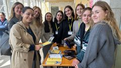 Alumnas de Relaciones Internacionales en el punto informativo que establecieron este jueves en Humanidades para dar a conocer las relaciones internacionales