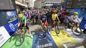 Momento de la salida desde la Praza do Concello de Carballo.