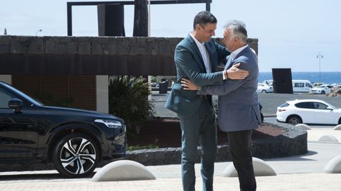 El presidente del Gobierno, Pedro S�nchez, recibido por el presidente canario �ngel V�ctor Torres a su llegada al Cabildo de Lanzarote.