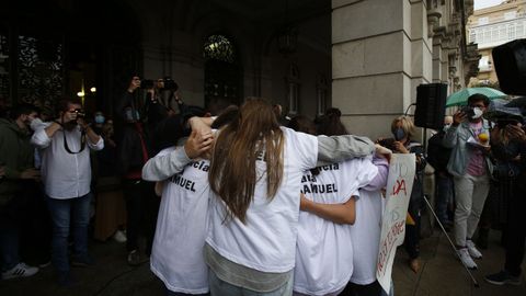 Amigos de Samuel, el lunes, durante la concentracin en repulsa del asesinato en A Corua