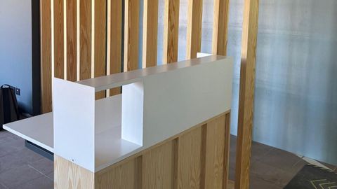 El centro de salud de Ordes, en la foto, est� en obras para facilitar la privacidad entre personal administrativo y pacientes