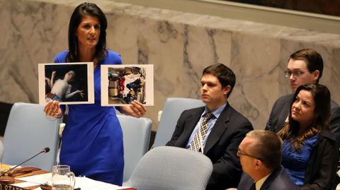 La estadounidense Nikki Haley, con fotos de las v�ctimas del ataque