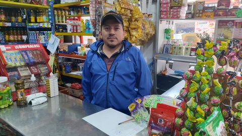 César Eduardo Campoverde Gómez, dueño de una tienda de ultramarinos en el barrio de San Juan, en Quito.