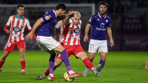 Santi Samanes trata de interceptar el pase de un rival en el Guadalajara-Lugo de la primera vuelta.