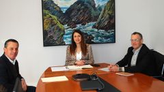 La conselleira G&oacute;mez, con el director xeral de Defensa do Monte, Manuel Francisco, y el alcalde de Pi&ntilde;or, Jos&eacute; Luis Gonz&aacute;lez (izd).