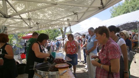 La comida popular anim a muchos visitantes a acercarse hasta Pior