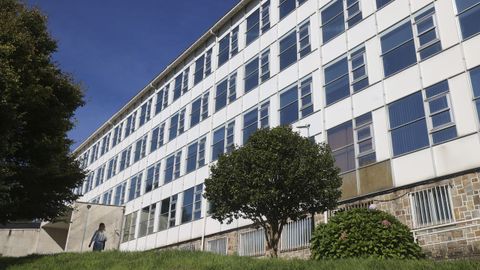 El edificio cuenta con una superficie construida de 6.898 metros cuadrados, repartidos en semisótano, bajo y tres plantas