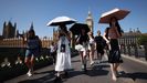 Varias personas se protegen del sol con paraguas en Londres