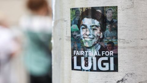 Cartel a las afueras del juzgado, reclamando un juicio justo para el acusado, cuyo club de fans ha recaudado 1,5 millones de d�lares para su defensa.