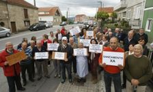 Vecinos de Mourente que reclaman el saneamiento, en una protesta realizada este a�o. 