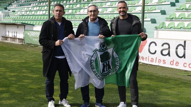 Juan Carlos y Juanfran escoltan al presidente del Arenteiro, Argimiro Marnotes