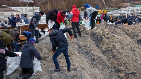 Ciudadanos de Odesa intentan defender la ciudad 