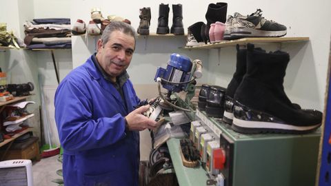 Jos� Carvalho, en su taller del barrio de Santa Marta de Arriba, en donde se instal� en el a�o 2013