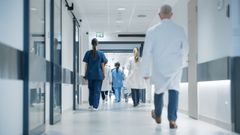 Personal sanitario caminado por el pasillo de un hospital