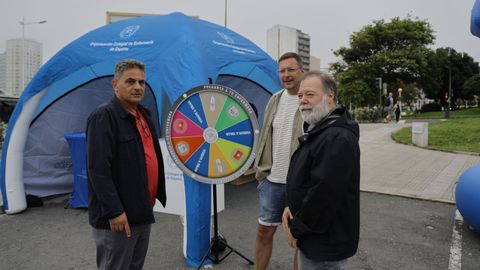 El presidente del Colegio de Enfermería de A Coruña, Avelino Castro (derecha), durante la campaña «Pregunta a tu enfermera» en la explanada del Palacio de los Deportes de Riazor