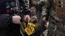 Un hombre es rescatado de un bloque de apartamentos bombardeados por Rusia en la localidad de Pokrovsk, en Donetsk.