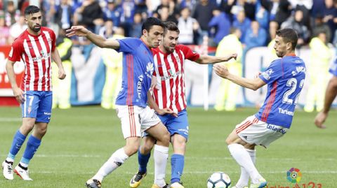 Folch pugna por un balón con Moi Gómez en el Sporting-Oviedo