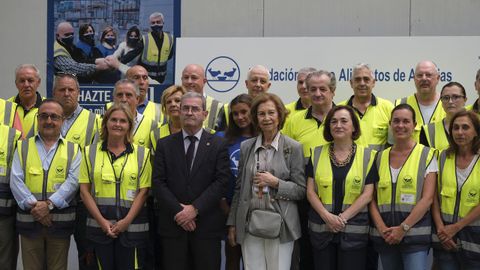 La reina Sofa (c) visita la Fundacin Banco de Alimentos de Asturias, donde ha mantenido un encuentro con un grupo de voluntarios en 2022