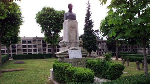 Monumento en la tumba de Ricardo Mella, en Pereir