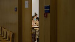 Minutos antes de comenzar la selectividad 2020 en un aula de la Facultad de derecho de la UDC