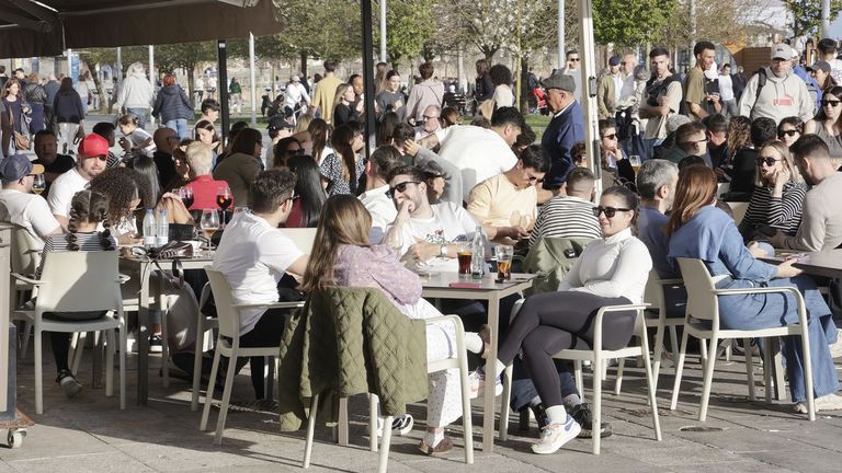 Las terrazas de La Marina, llenas de gente el fin de semana antes de que diera comienzo la primavera