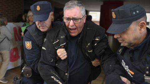 Una familia ha sido desahuciada este martes de su vivienda en la calle Proaza de Oviedo por orden judicial, tras intentar el sindicato de Inquilinos y varios colectivos antidesahucios su paralizaci�n