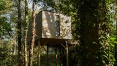 Caba�a de madera similar a las previstas en Sober, pero construida en un alojamiento situado en el municipio de Outes por la empresa Addomo, de Bertamir�ns
