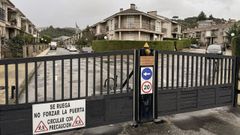 La urbanizaci�n afectada tiene un portal�n autom�tico que regula el acceso.