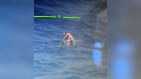 El joven, antes de ser rescatado,despus de casi tres das a la deriva sobre su moto de agua.