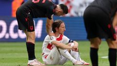 Modric, en el suelo, desolado tras el empate de su selecci�n con Albania.