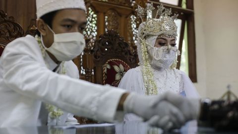 Boda con protecci�n por coronavirus en Jakarta, Indonesia