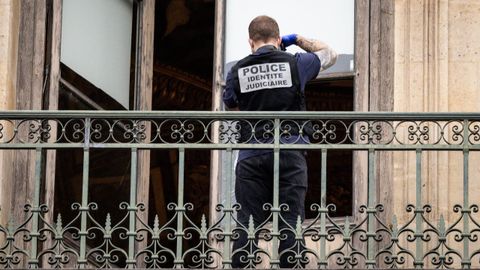 Investigadores examinan tras el robo la ventana por la que entraron los ladrones en el Museo del Louvre