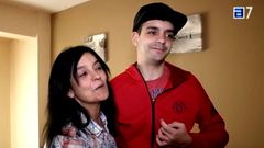 Germ�n Fern�ndez, junto con Yolanda, su madre, de vuelta a su domicilio de Gij�n