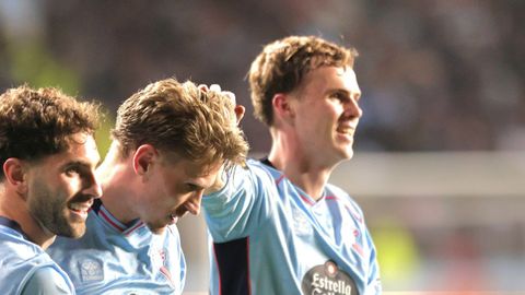 Los jugadores del Celta Carl Starfelt y Williot Swedberg, con Javi Rueda.