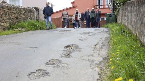 El mal estado de la calzada causa da�os en los coches e inundaciones en las viviendas. 