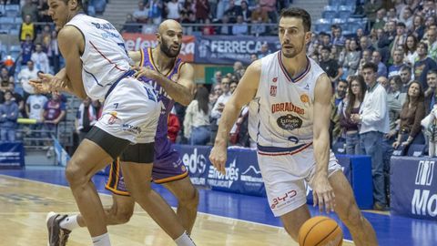 Leo Westermann, con el bal�n, en su etapa en el Obradoiro.