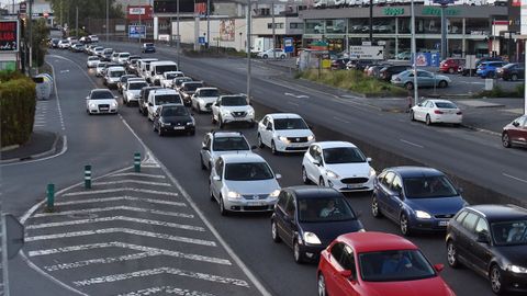 Veh�culos atrapados esta semana en el atasco del Sol y Mar, de entrada a A Coru�a, con una caravana que llegaba hasta O Graxal.