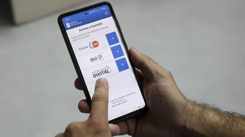 Un usuario, accediendo a la aplicacin XuntaEu