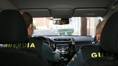 Dos agentes de la Guardia Civil, en un vehculo del Instituto Armado