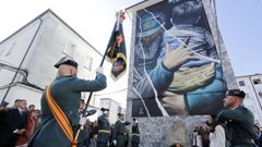El mural de 14 metros ocupa una de las fachadas del cuartel, se estren� en el D�a de la Virgen del Pilar