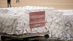 El vuelo de Atlas Air tomó tierra a las 11.30 horas con 1,5 millones de mascarillas donadas no solo por proveedores de Inditex, si no también con colaboración de otras firmas