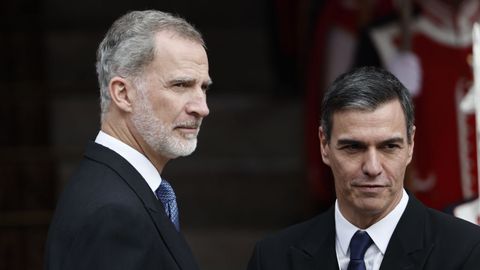 El rey Felipe VI junto al presidente del Gobierno en funciones tras la jura de la Constitucin 