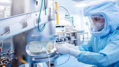 Un tcnico de Biontech trabaja en la produccin de vacunas de ARNm