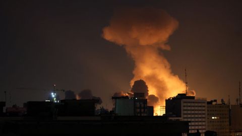Columnas de humo sobre la capital iran�, Teher�n