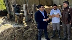 El delegado del Gobierno con j�venes que participan en el programa Cultiva
